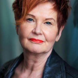 Annie Aldington 飾演 Sandra