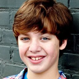 Henry Boston - 間諜大鄰演演員 飾演Patrick Gaffney