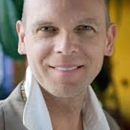 Martin Neufeld 飾演 Eddie