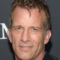 湯馬斯真 - A Magnificent Death from a Shattered Hand演員 飾演