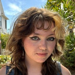 克萊兒·吉兒 - 潛行凶間演員 飾演Phillipa (3 years)