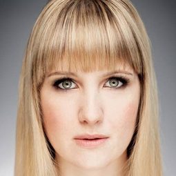 Nikki Wallin 飾演 Baby / Elaine