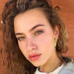 Gina Mastronicola 飾演 Véronica