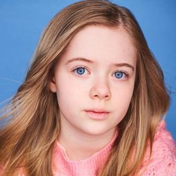 Julianna Layne 飾演 Julie Parker