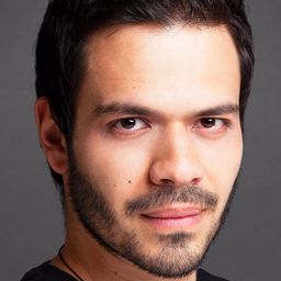 Barış Kışlak 飾演 