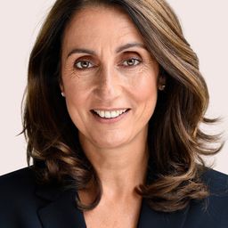 Aydan Özoğuz 飾演 Self