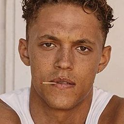 Orlando Norman - 白天的我，夜裡的他演員 飾演Theo