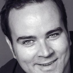 Greg Hemphill 飾演 Robert Laughlin