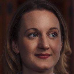 Fran Gillespie - 莎賓娜卡本特：無厘頭聖誕編劇