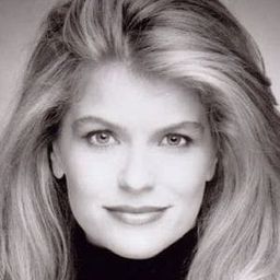 Carla Herd 飾演 Carissa / Elizena