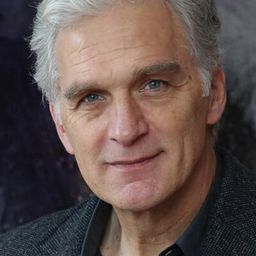 Walter Sittler 飾演 Robert Petersen