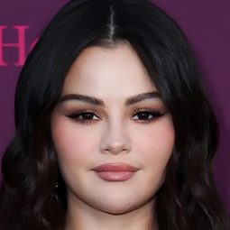 莎蓮娜高美斯 - 死無可死演員 飾演Zoe