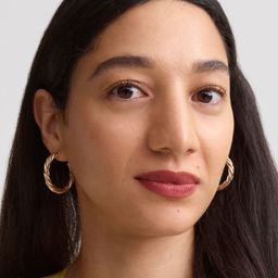 Hiba el Aflahi 飾演 Aira