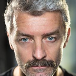 Gabriel Constantin - Nona演員 飾演Officer Essegian