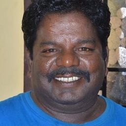 Crane Manohar 飾演 