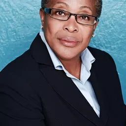 Darlene Cooke 飾演 Joyce Calvin