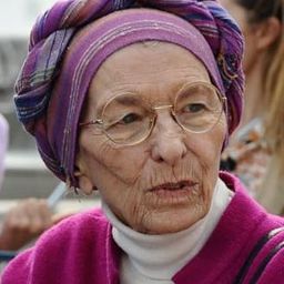 Emma Bonino 飾演 