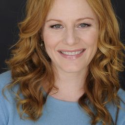 Blake Lindsley 飾演 Waitress