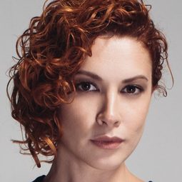 阿塞莉亞·托帕洛格魯 - 樂透度假瘋演員 飾演Gonca