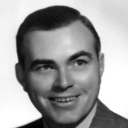 James Flavin 飾演 Policeman in Park (Uncredited)