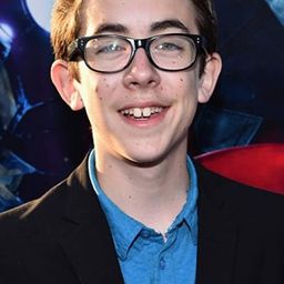 Augie Isaac 飾演 Luke Jacobus