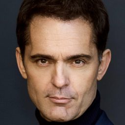 佩德羅·阿隆索 飾演 Q