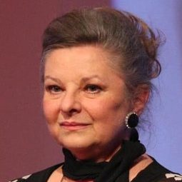 Mariana Mihuț 飾演 Marta Domșa