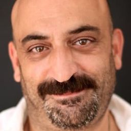 Can Kahraman 飾演 Dündar