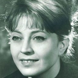 Gina Patrichi 飾演 Roza