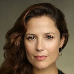 芘亞斯高娜 - 薩爾瓦多演員 飾演Montse Puig