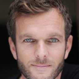 Aurélien Chaussade 飾演 L'avocat général