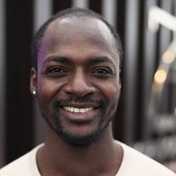 Koudous Seihon 飾演 Ayiva