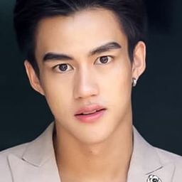 Pasakorn Sanrattana 飾演 Bas