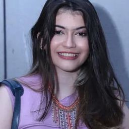 Agatha Valerie 飾演 Amira