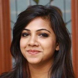 瑪丹娜·賽巴斯汀 - Pa Paandi演員 飾演Younger Poonthendral