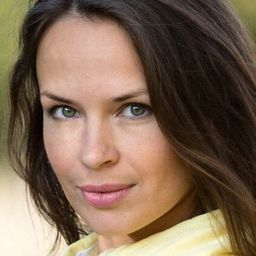 Svetlana Tsvichenko 飾演 Olga