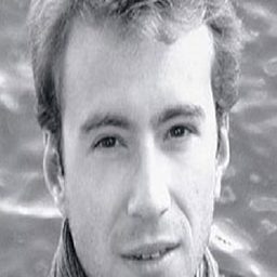 Florian Hoffmann 飾演 Ruiz