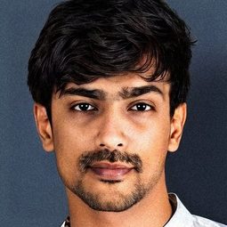Arjun Chidambaram 飾演 Adhik