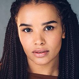 Zoë Robins 飾演 Oona Apteao