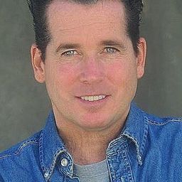 Tim Quill 飾演 Roy