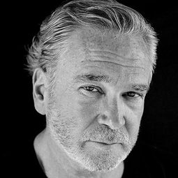 Tony Madigan 飾演 Sebastián