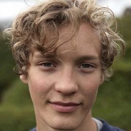 Blær Hinriksson 飾演 Kristján