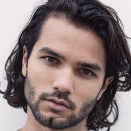 Mingus Dagelet 飾演 Klaas