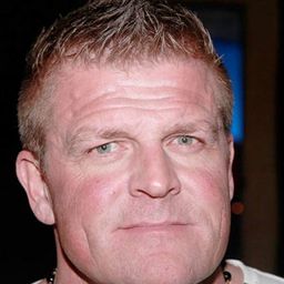 金·寇特 飾演 Klaus