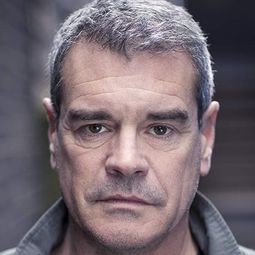 Mark Arnold - 沙丘魔蟻演員 飾演Dr. Renard