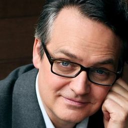 Charlie Higson 飾演 Jolly Uncle (voice)