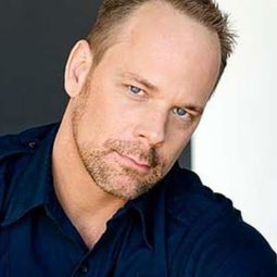 約翰·蓋爾 飾演 Officer Nathen