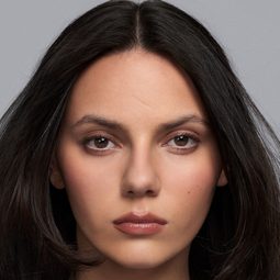 達芙妮·基恩 飾演 Laura