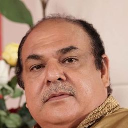 曼諾依·巴克希 飾演 