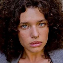 Bruna Linzmeyer 飾演 Jana